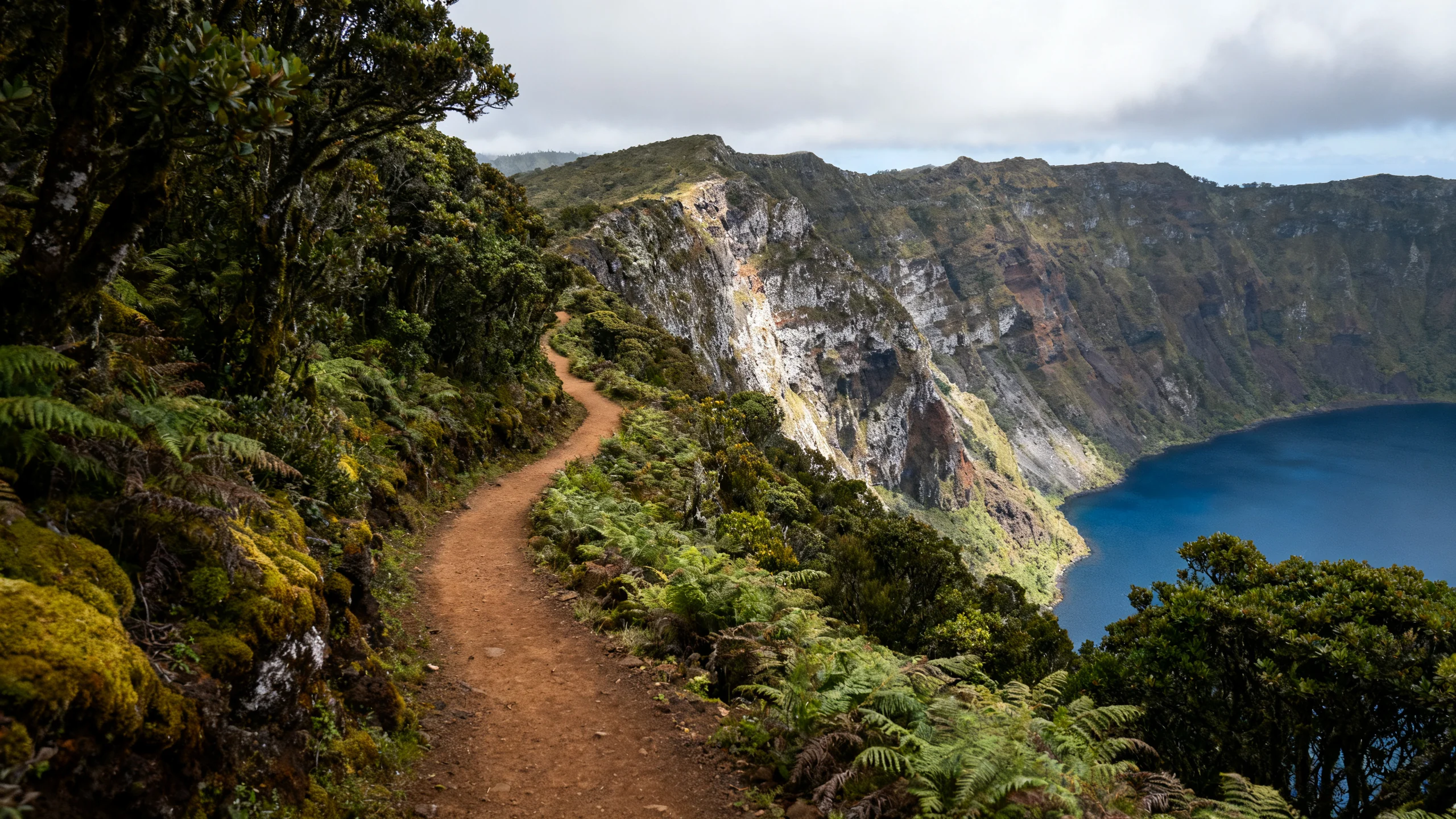 Hiking trail along the rim of Lagoa do Fogo crater lake